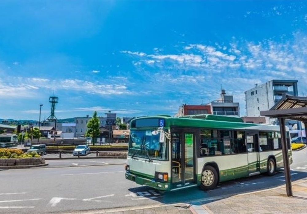 Người đi xe bus phải luôn giữ trật tự và tôn trọng những người cùng trên chuyến xe